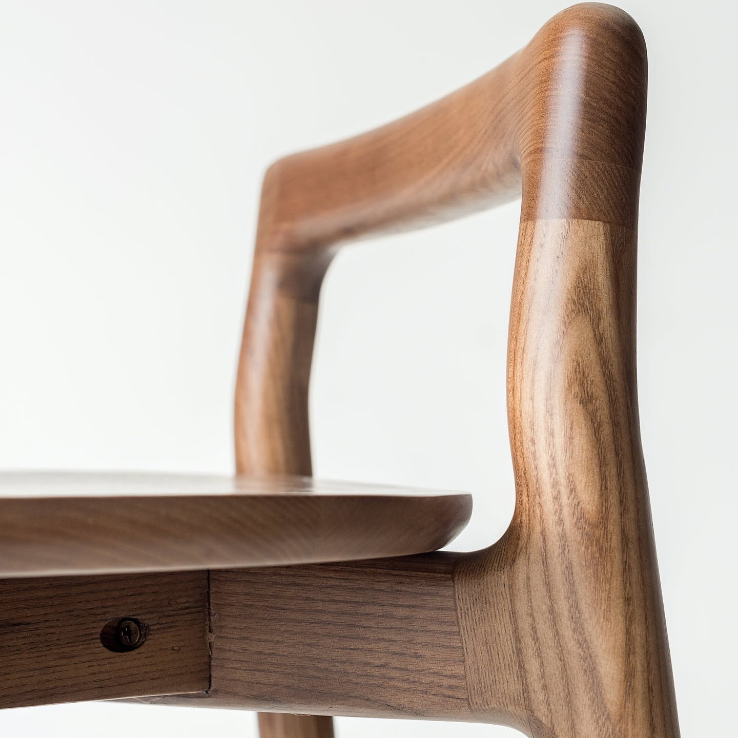 Nestul Qingshan High Bar Chair shown from a side angle